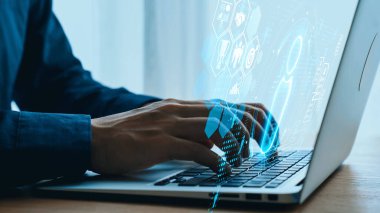 Ofis Ortamı 'nda Fütürist Dijital Arayüz ve Teknoloji Simgeleriyle Dizüstü Bilgisayarda Yazan İnovasyon ve Bağlantıyı Sembolize Ediyor. Dörtgen.