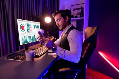 Ciddi derecede zeki bir işadamı, satış kanalı disiplinlerini analiz eden dosya raporu sunar. Neon karanlık ışık odasındaki bilgisayar ekranındaki hedef müşteri grafiğini karşılaştırır. Tahmin et..