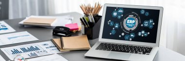 Fintech BI 'ın iş pazarlama teknolojisi ve kurumsal toplantı odasındaki strateji için hazırladığı finansal belgelerle birlikte bilgisayar ekranında veri analizi ekranı. İçgörü