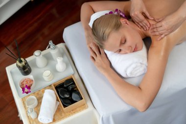 Kafkasyalı kadın müşteri stres önleyici spa masajının keyfini çıkarıyor ve lüks otel ya da oteldeki gündüz açık ortam güzellik salonunda güzellik teniyle eğleniyor. Sessiz.