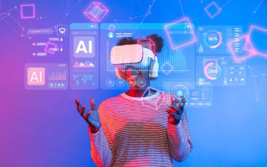 Neşeli bir kullanıcı, veri analizi ve yapay zeka uygulamalarında gelişmiş teknolojiyi gösteren sanal gerçeklik arayüzü ile etkileşime geçer, yenilik ve bağlılık vurgulanır. XDMCP