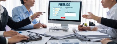 İş zekası ve veri analizi kavramı. Analizci ekibi laptop ekranında finansal veri analizi üzerinde çalışıyor. Etkili iş stratejik planlama için pazarlama göstergesi olarak. İçgörü