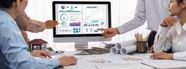 İç mimar tasarımcı grubu, daha kesin tasarım için planlar ve dizüstü bilgisayar ekran mimari yazılımı üzerinde birlikte tartışıyorlar. Modern ev tasarımı ve yenileme. İçgörü