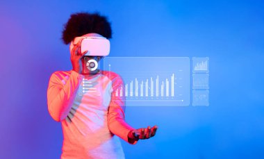 Sanal gerçekliğin ve veri analizlerinin kesişimlerini modern dijital bir alanda görselleştirilmiş verilerle bağlantı kurmak için kulaklık kullanan bir kişi ile keşfedin. XDMCP