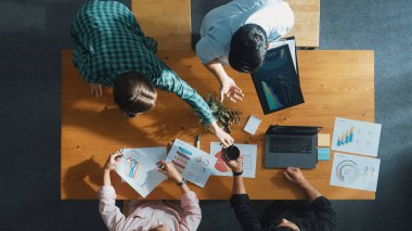 İşletme ekibinin en iyi görüntüsü toplantıya katılırken, verileri analiz etmeye hazırlanıyor. Bir grup farklı insan yaratıcı planlar yapıyor ve konferansa katılırken bir yandan da proje üzerinde çalışıyorlar. Cemaat.