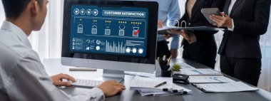 İş zekası ve veri analizi kavramı. Analizci ekibi laptop ekranında finansal veri analizi üzerinde çalışıyor. Etkili iş stratejik planlama için pazarlama göstergesi olarak. İçgörü