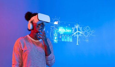 Sanal gerçeklik kulaklığı takan bir kadın, sürdürülebilir teknoloji ve çevre dostu kavramlarla dolu renkli bir ortama dalmışken gülümsüyor ve enerjinin geleceğini vurguluyor. XDMCP