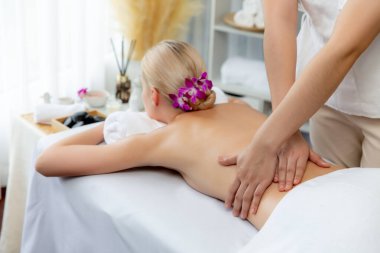 Kafkasyalı kadın müşteri stres önleyici spa masajının keyfini çıkarıyor ve lüks otel ya da oteldeki gündüz açık ortam güzellik salonunda güzellik teniyle eğleniyor. Sessiz.