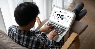 Model e-ticaret için SEO arama motoru optimizasyonu ve bilgisayar ekranında gösterilen çevrimiçi perakende işi