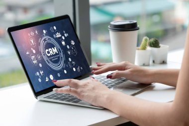 CRM işletme ve işletme için modern bilgisayarda müşteri ilişkileri yönetim sistemi