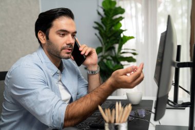 Akıllı IT geliştirici yöneticisi, bilgisayar ekranındaki yazılım kodlama sistemindeki sorunu çözen iş arkadaşına seslenerek modern ofiste uygulama programı güncellemesi yapıyor. Tahmin et..