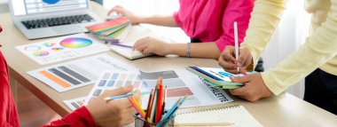 Bilgisayar ekranında canlı gösteren e-posta bildirim iletisi. Dijital pazarlama iletisi bilgi metni iş dünyasından müşteriye