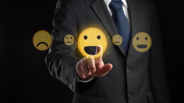 İş adamı müşteri memnuniyet değerlendirmesi verilerini analiz eder ve hizmet kalitesini artırmaya çalışır. Müşteri memnuniyeti ve sadakatini arttırmak için koz değerlendirmeleri. FaaS