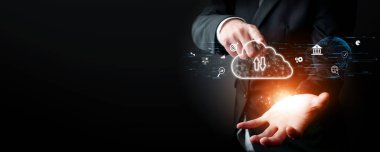 İş adamı bulut hesaplamasının geleceğini en son sezgilerle keşfetti ve bulut hesaplama teknolojisini entegre ederek işi yükseltti. Bulut çağını yenilikçi bilgisayar Faas ile kucaklayın