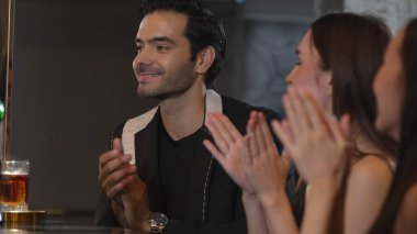 Barmen, içki tezgahında gece kulübündeki grup misafirlerine özel hoş geldin içkisi önermek için viskiyi kokteyl sunumuyla karıştırarak dumanlı klasik içki servisi yapıyor. Vinosity.