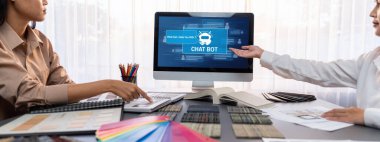 Masadaki bir grup iç mimar takımı dizüstü bilgisayarında mimari yazılım bulunan çeşitli ruh hali tahtası örneklerini seçiyor. Modern yenileme ve iç malzeme seçimi konsepti. İçgörü