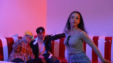 İspanyol dansçı çeşitli arkadaşlar birlikte dans ederken hareket eder. Mutlu profesyonel hipster el sıkışırken aynı zamanda çok kültürlü bir grubu destekliyor ve cesaretlendiriyor. Mutluluk.