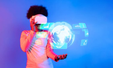 Sanal gerçeklik kulaklığı takan bir kişi, Dünya Günü 'nde sürdürülebilir uygulamaları ön plana çıkaran, yeşil enerjiyi ve çevre dostu yeniliği destekleyen etkileşimli teknolojilerle karşılaşır. XDMCP