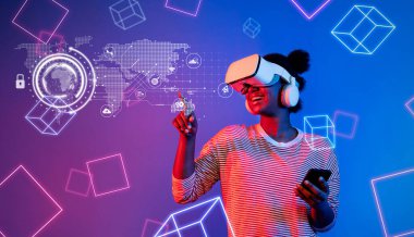 Sanal gerçeklik deneyimine dalmış bir kadın, kulaklık takıyor ve canlı veri görselleriyle meşgul. Renkli arka plan modern teknolojinin hissini arttırıyor. XDMCP