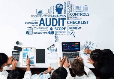 Profesyonel bir ekip, modern bir ofis içinde belgelendirme ve analiz için kontrol listesi kullanırken, uyum ve güvenilirlik sağlamak için işbirlikçi denetim prosedürlerine girişir. Dostluk