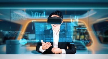 Profesyonel proje yöneticisi iş verilerine bakıyor ve onları tutuyor ve finansal tablolara bakıyor. Modern ofiste yapay zeka teknolojisi kullanarak gelişmiş gerçeklik gözlüğü takan zeki bir iş adamı. Yaratıcılık.