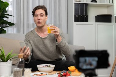 Akıllı beslenme yayın kuruluşu, taze yoğurt sosu, meyve suyu ve portakal suyu içeren sağlıklı besin seçimi sunarak, her öğünde vitamin ve lif kullanımını açıklıyor. Bireysel.