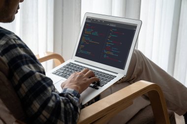 Model uygulama ve program kodlaması için bilgisayar ekranında yazılım geliştirme programlama