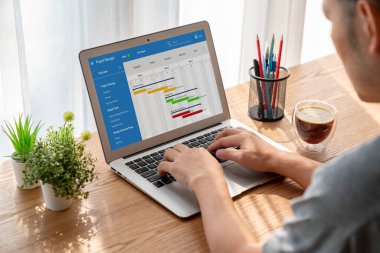 Ekip projesinin zaman çizelgesini gösteren bilgisayar ekranında, modern iş projesi yönetimi için proje planlama yazılımı