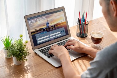 Online uçuş rezervasyon sitesi mod rezervasyon sistemi sağlar. Seyahat teknolojisi kavramı .