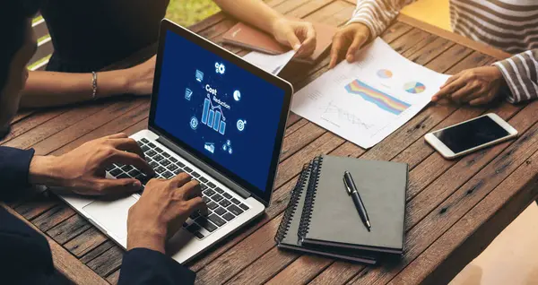 Maliyet düşüşü, bilgisayar ekranında görülen maliyet tasarrufu kavramı, kurumsal işletmeler gereksiz harcamaların azaltılması yoluyla maliyet ve şirket kaynaklarını etkili bir şekilde tasarruf eder