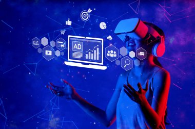 Genç bir kadın dijital pazarlama stratejilerini keşfetmek için sanal gerçeklik teknolojisiyle etkileşime geçerek, çevrimiçi reklamlar ve sosyal medya ilişkileri arasındaki güçlü bağlantıyı vurguluyor. XDMCP