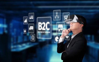 Sanal gerçeklik kulaklığı takan takım elbiseli bir adam dijital arayüzlere bağlanıyor ve çağdaş bir ofiste B2C stratejileri keşfediyor. Pazarlama ve teknoloji teması için ideal. XDMCP