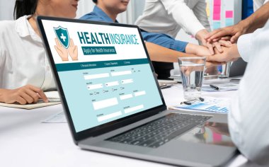 Kolay form doldurma için sağlık sigortası web sitesi canlı kayıt sistemi