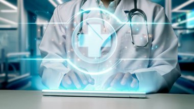 Laboratuvarda yüzen beyin anatomisi hologramıyla klavyede yazan zeki doktorlara yaklaş. Tıp çalışanı teşhisi ve teknoloji kullanarak beyin hastalıklarını kontrol ediyor. İyileştirici.
