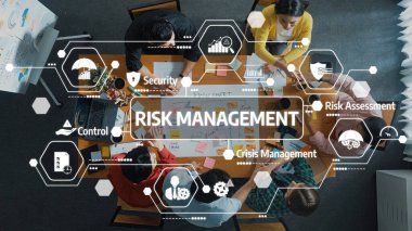 Çeşitli bir ekip, risk yönetimi stratejileri, görsel yardımlar ve karar verme süreçlerini geliştirmek için işbirliği teknikleri üzerinde odaklanmış bir tartışmaya girişiyor. Dostluk