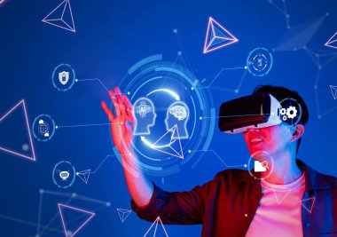 Sanal gerçeklik teknolojisiyle uğraşan bir insan, yapay zekanın arayüzünü ve yenilikçi dijital bağlantıyı fütüristik bir ortamda sergiliyor. XDMCP