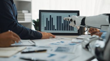 Veri analizi sürecinde bir robotla insan işbirliğini gösteren, istatistiksel grafikleri gösteren bir dijital ekran.