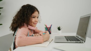 Akıllı bir kızın kulaklığını çıkartıp, ödevlerini yaparken yan bakış açısı. Programlama sistemini araştırırken ve mühendislik komut yazarken deftere yazı yazan beyaz bir kız öğrenci. Pedagoji.