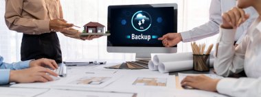 İç mimar tasarımcı grubu, daha kesin tasarım için planlar ve dizüstü bilgisayar ekran mimari yazılımı üzerinde birlikte tartışıyorlar. Modern ev tasarımı ve yenileme. İçgörü