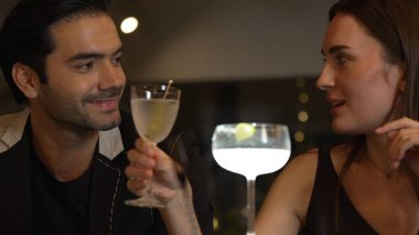 Akıllı bir çift, martiniyle kadeh kaldırıyor zeytinli martini ve margaritanın tadını çıkartıyor keyifli sohbetler ederek keyifli sohbetler ediyor gece kulübünde özel bir şeyler içiyoruz. Vinosity.