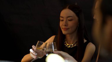 Kadeh kaldıran güzel bir kadının portresi ve lüks tezgah içecek barında dilimlenmiş portakallı gazoz içen bir arkadaşla konuşmak. Kulüpte sosyetenin özünü yakalamak. Vinosity.