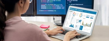 Bilgisayar ekranında web sitesi trafik analizi verileri için bilgisayar yazılımı. Çevrimiçi iş canlılığı için SEO arama motoru optimizasyonu ve müşteri hedefleme kavramı