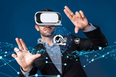 Bir iş adamı, modern proje yönetimi ve işbirliği stratejilerinde çevik metodolojinin ve teknolojinin önemini vurgulayan sanal gerçeklik araçlarıyla ilgilenir. XDMCP