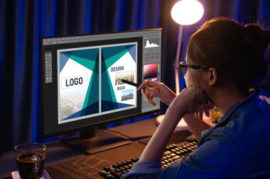 Web sayfasının modern tasarımı ve bilgisayar ekranında gösterilen ticari canlı reklamlar için grafiksel tasarımcı yazılımı