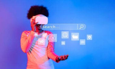 Sanal gerçeklik kulaklığı takan, dijital arayüzleri ve aramaları keşfeden, modern pazarlama stratejilerini ve yenilikçi teknolojiyi sembolize eden bir kişinin canlı görüntüsü. XDMCP