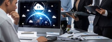 İş zekası ve veri analizi kavramı. Analizci ekibi laptop ekranında finansal veri analizi üzerinde çalışıyor. Etkili iş stratejik planlama için pazarlama göstergesi olarak. İçgörü