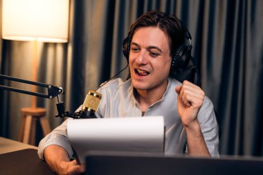 Akıllı yayıncının sunucu kanalı, canlı sosyal medyada canlı yayında konuşma programı ile birlikte modern stüdyoda, kayıt cihazıyla dinleyiciye senaryo okumaktadır. Bireysel.