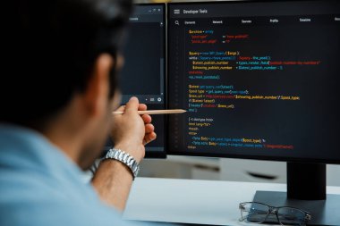 Bilgisayarda veri yazılım geliştirme satırlarını gösteren akıllı bilişim geliştiricisi, modern ofiste çalışan hedef müşteriye gösterilen uygulama programı güncelleme çevrimiçi web sayfası sistemi yaratıyor. Tahmin et..