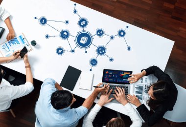 Modern ofis ortamında etkin bir karar alma mekanizması için veri içgörüleri ve dijital araçlardan yararlanan çeşitli bir iş yönetimi ekibinin üst düzey bir görüşü. Dostluk