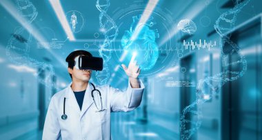 Doktor, semptomları teşhis ederken VR gözlüğü kullanarak tıbbi verilere işaret ediyor. Doktor, insan organı hologramına bakarken laboratuvar önlüğü ve artırılmış gerçeklik gözlüğü takıyor. Sağlık sigortası konsepti. Yaratıcılık.